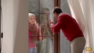 OLD4K. female was lost in the city but aged dude saves her and tears up